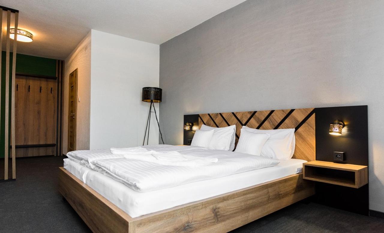 Hotel Carrera Rimaszombat Kültér fotó